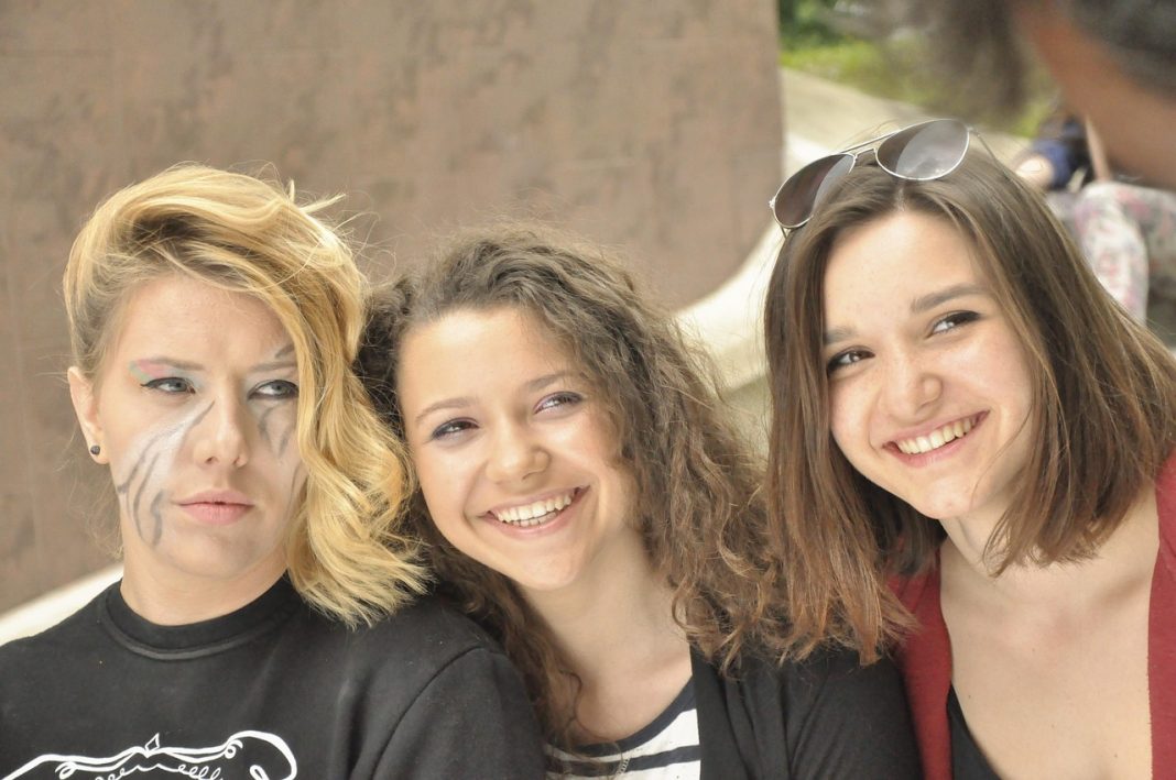 Si eres extranjero y planeas viajar a Europa, entender la regla 90/180 es crucial para evitar problemas migratorios. Muchos viajeros creen que pueden permanecer en el Espacio Schengen por tres meses y luego regresar inmediatamente, pero la realidad es más compleja. Aquí te explicamos en detalle cómo funciona esta regla y cómo evitar sanciones por sobrepasar tu tiempo permitido.