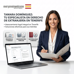Abogada sonriente en un despacho moderno con portátil, junto a iconos de servicios de extranjería en Tenerife.