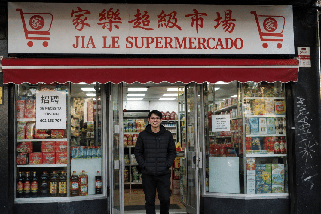 El perfil del inversor chino en España ha experimentado una metamorfosis profunda en la última década. Atrás quedaron los días donde la inversión se limitaba exclusivamente al comercio minorista de barrio; hoy, nos encontramos ante una estrategia de emprendimiento para inmigrantes chinos mucho más sofisticada que apunta a sectores de alto valor añadido.