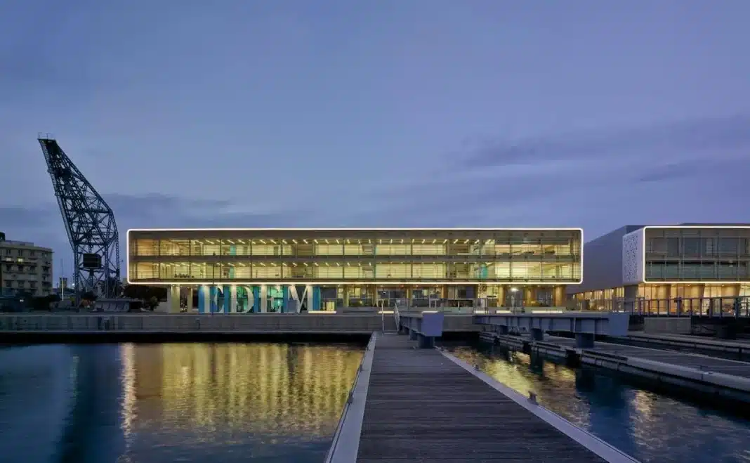 Situada en la Marina de Valencia, EDEM es una escuela de negocios única impulsada por líderes empresariales de renombre. La admisión en EDEM para estudiantes internacionales es el pasaporte a un ecosistema donde la empresa y la universidad se fusionan. Es el centro ideal para quienes desean solicitar el visado de formación empresarial en Valencia, ya que su currículo está totalmente orientado a la creación de riqueza y empleo real.