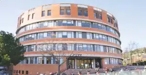 Edificio principal de la Escuela de Turismo, Hostelería y Gastronomía CETT en Barcelona.