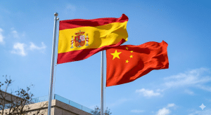 Desde el punto de vista jurídico, el acceso al mercado empresarial está regulado por la Ley de extranjería en España para emprendedores. Una de las principales vías es el visado de emprendedor en España Ley 14/2013, que permite iniciar proyectos empresariales si se demuestra su viabilidad económica.