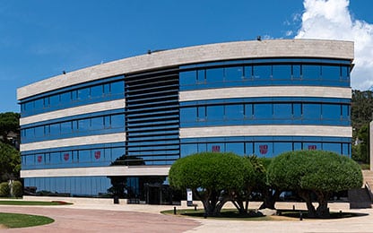 Barcelona es un imán para el talento global, y el IESE se sitúa como el referente indiscutible. La admisión en IESE Business School para internacionales es rigurosa, pero abre las puertas a una de las mejores escuelas de negocios del mundo. Su campus en Pedralbes ofrece un entorno exclusivo donde la ética y el liderazgo humanista son la bandera, siendo un centro ideal para solicitar el visado de larga duración en Barcelona.