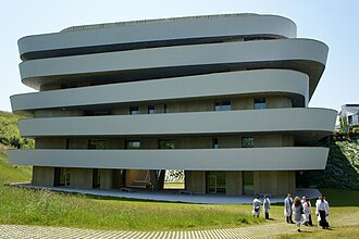 Para quienes buscan una formación técnica de máximo nivel, el Basque Culinary Center en San Sebastián es el epicentro mundial de la gastronomía. Obtener una plaza aquí es un distintivo de prestigio, y el visado para estudiar en Basque Culinary Center permite a los jóvenes talentos formarse con los mejores chefs del planeta. Este centro de FP superior y universitario combina la tradición vasca con la vanguardia tecnológica.