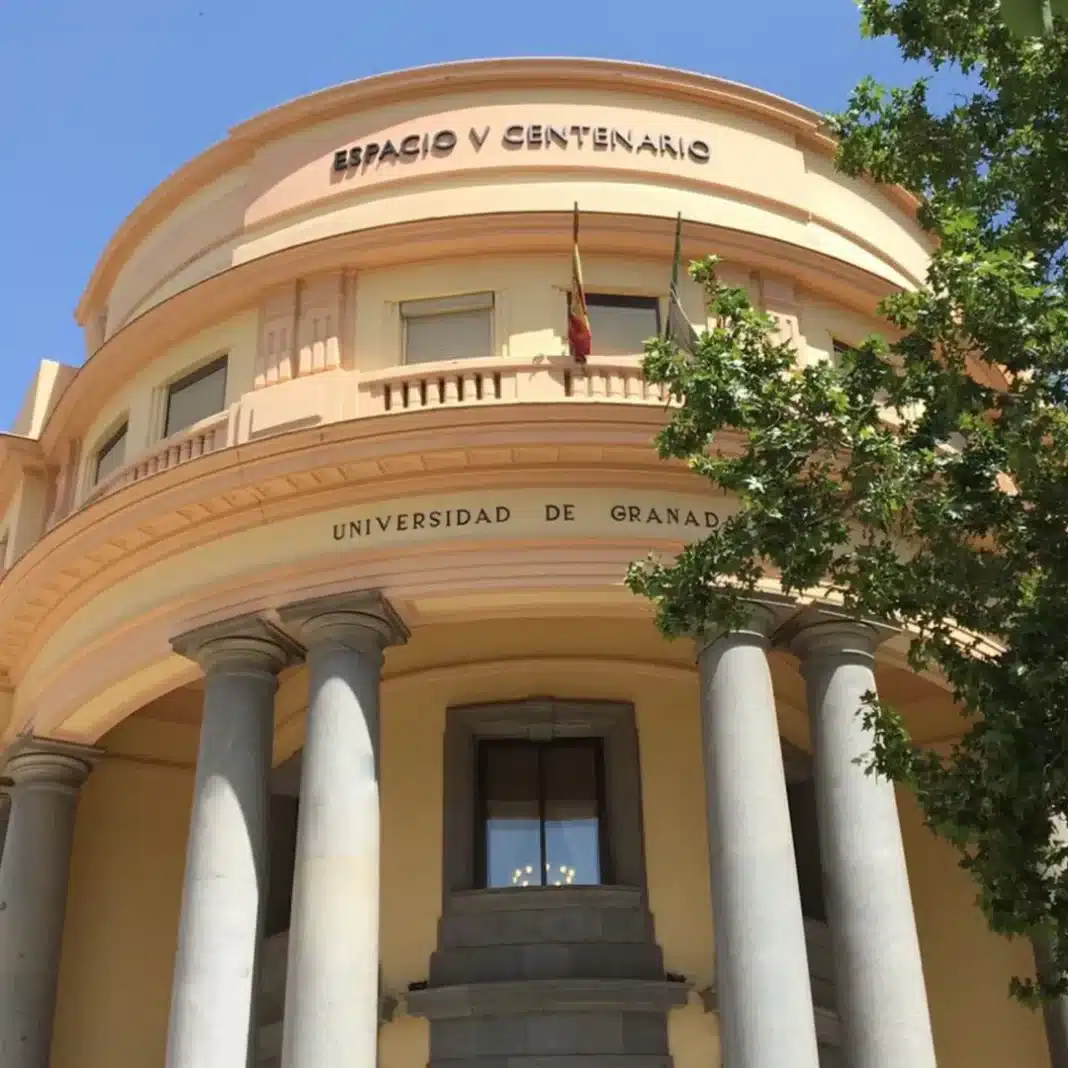 Andalucía se ha convertido en uno de los destinos más atractivos para estudiantes internacionales que desean estudiar en España y obtener una autorización de residencia mediante un visado de estudios o el nuevo arraigo socioformativo. Gracias a ciudades como Málaga, Sevilla o Granada, la comunidad ofrece una combinación muy valorada por estudiantes extranjeros: calidad educativa, coste de vida más accesible y amplias oportunidades en sectores como turismo, tecnología, sanidad y negocios. Además, Andalucía cuenta con universidades y centros de Formación Profesional oficialmente autorizados y adaptados a estudiantes internacionales.