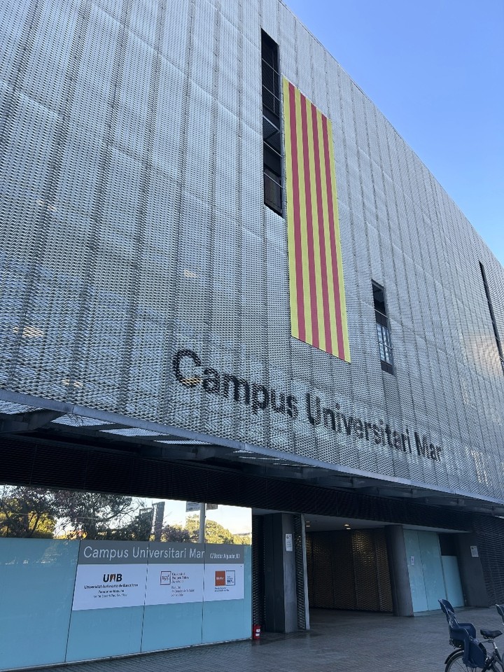 Cataluña es una de las comunidades autónomas más demandadas por estudiantes internacionales que desean estudiar en España y obtener una autorización de residencia mediante un visado de estudios o el nuevo arraigo socioformativo. Gracias a su proyección internacional, su ecosistema universitario y su fuerte conexión con sectores como tecnología, negocios, turismo y diseño, ciudades como Barcelona atraen cada año a miles de estudiantes extranjeros. Además, Cataluña cuenta con universidades y centros de Formación Profesional oficialmente autorizados que ofrecen programas adaptados a estudiantes internacionales y con alta empleabilidad