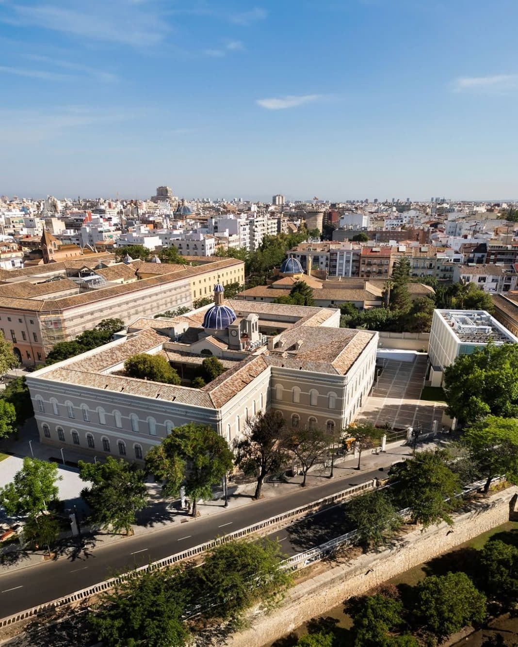 La Comunidad Valenciana se ha convertido en uno de los destinos preferidos por estudiantes internacionales que desean estudiar en España y obtener una autorización de residencia mediante un visado de estudios o el nuevo arraigo socioformativo. Ciudades como Valencia y Alicante destacan por su calidad de vida, su ambiente internacional y su crecimiento en sectores como tecnología, logística, salud, turismo y negocios. Además, la Comunidad Valenciana cuenta con universidades y centros de Formación Profesional oficialmente autorizados que ofrecen programas adaptados a estudiantes extranjeros y con alta empleabilidad.