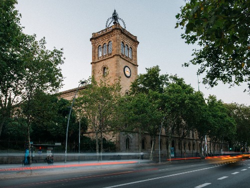 La imagen muestra el edificio histórico de la Universidad de Barcelona.