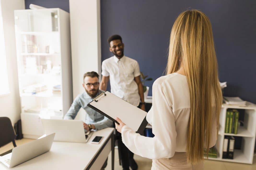 Aragón se ha convertido en una de las comunidades autónomas con mayor crecimiento en oportunidades laborales para personas extranjeras que desean comenzar una nueva vida en España. Cada vez más inmigrantes llegan buscando estabilidad, contratos legales y la posibilidad de regularizar su situación mediante un permiso de trabajo en Aragón. En este contexto, contar con asesoramiento profesional especializado se ha vuelto absolutamente fundamental para quienes desean avanzar con seguridad dentro del mercado laboral español. Actualmente, búsquedas como despachos de empleo para inmigrantes en Zaragoza, cómo conseguir trabajo legal en España, ofertas de empleo para extranjeros en Aragón y abogados de extranjería laboral se encuentran entre las más demandadas por personas que necesitan orientación real y soluciones efectivas.