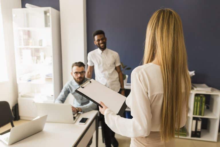 Aragón se ha convertido en una de las comunidades autónomas con mayor crecimiento en oportunidades laborales para personas extranjeras que desean comenzar una nueva vida en España. Cada vez más inmigrantes llegan buscando estabilidad, contratos legales y la posibilidad de regularizar su situación mediante un permiso de trabajo en Aragón. En este contexto, contar con asesoramiento profesional especializado se ha vuelto absolutamente fundamental para quienes desean avanzar con seguridad dentro del mercado laboral español. Actualmente, búsquedas como despachos de empleo para inmigrantes en Zaragoza, cómo conseguir trabajo legal en España, ofertas de empleo para extranjeros en Aragón y abogados de extranjería laboral se encuentran entre las más demandadas por personas que necesitan orientación real y soluciones efectivas.