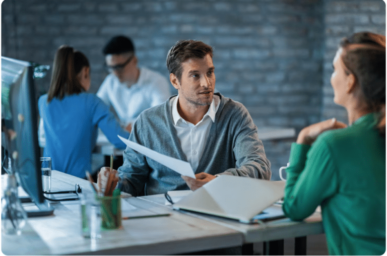 Canarias vive uno de los momentos más dinámicos de los últimos años en materia de empleo y contratación internacional. Miles de inmigrantes llegan cada año buscando una oportunidad laboral estable, la posibilidad de acceder a un permiso de trabajo en Canarias y comenzar una nueva vida dentro de España. La combinación entre turismo internacional, crecimiento económico y necesidad constante de trabajadores ha convertido al archipiélago en una de las regiones con mayor demanda de personal extranjero. Actualmente, búsquedas como trabajo para inmigrantes en Canarias, cómo conseguir empleo legal en España, despachos de empleo para extranjeros, ofertas laborales en Tenerife y Gran Canaria y asesoría de extranjería laboral se encuentran entre las más repetidas por quienes desean acceder al mercado laboral español de forma segura y estable.