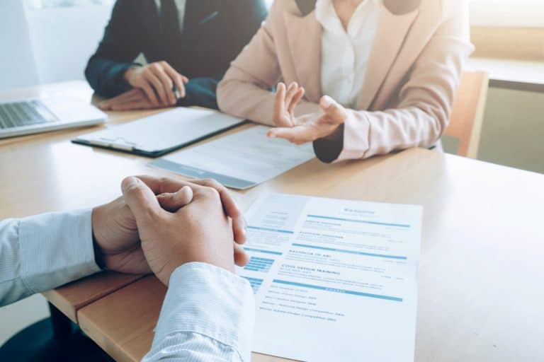 Andalucía vive uno de los momentos más dinámicos de los últimos años en materia de empleo internacional. Miles de personas llegan cada año buscando una oportunidad real para comenzar una nueva vida en España, acceder a un contrato legal y regularizar su situación mediante un permiso de trabajo en Andalucía. En este contexto, encontrar asesoramiento profesional se ha convertido en un paso decisivo para quienes desean evitar errores, acelerar procesos y acceder a ofertas laborales reales adaptadas a su perfil. Actualmente, las búsquedas relacionadas con despachos de empleo para inmigrantes, abogados de extranjería laboral en Andalucía, cómo conseguir trabajo legal en España, empresas que ayudan a inmigrantes a trabajar y ofertas laborales para extranjeros en Andalucía han aumentado de forma exponencial, impulsadas por la necesidad de información clara y acompañamiento profesional.
