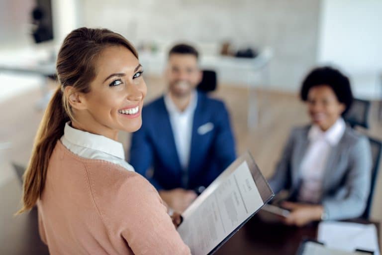 Asturias está viviendo una transformación silenciosa pero muy poderosa dentro del mercado laboral español. Cada vez más empresas necesitan incorporar trabajadores en sectores estratégicos y miles de inmigrantes están descubriendo que esta comunidad autónoma ofrece oportunidades reales para comenzar una nueva vida en España. Actualmente, las búsquedas relacionadas con trabajo para inmigrantes en Asturias, cómo conseguir permiso de trabajo en España, despachos de empleo para extranjeros y ofertas laborales en Oviedo y Gijón han crecido notablemente debido al aumento de la demanda de personal en distintas áreas económicas.