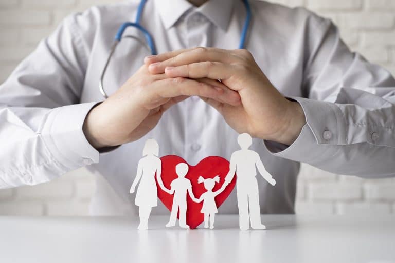 Cataluña continúa siendo una de las comunidades autónomas con mayor llegada de ciudadanos extranjeros. Muchas personas se trasladan buscando empleo, estabilidad y calidad de vida. Entre las primeras preocupaciones aparece el acceso a la salud. Por eso las búsquedas de sanidad para extranjeros en Cataluña, cómo conseguir la tarjeta sanitaria en Cataluña, asistencia sanitaria para inmigrantes y sanidad pública para extranjeros en España siguen creciendo cada año.