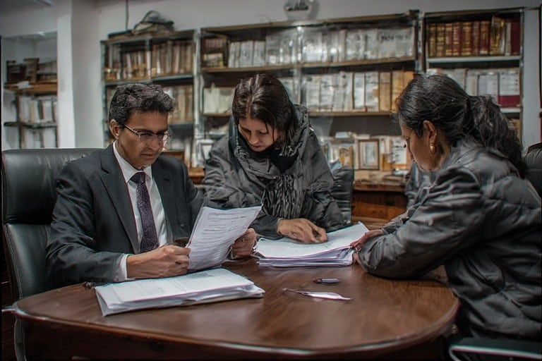 La Región de Murcia está experimentando un aumento sostenido en la llegada de ciudadanos extranjeros, lo que ha impulsado la demanda de abogados de extranjería en la Región de Murcia. Este crecimiento ha generado una mayor necesidad de asesoramiento legal en trámites de residencia, nacionalidad y regularización administrativa. En consecuencia, distintos despachos han reforzado sus servicios en Murcia y Cartagena.