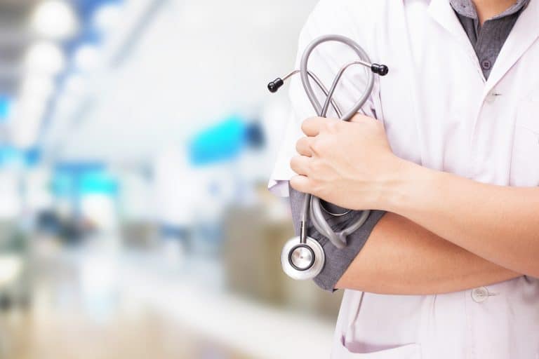 La Comunidad de Madrid sigue siendo uno de los destinos favoritos para quienes llegan a España buscando estabilidad y nuevas oportunidades. Entre las principales preocupaciones aparece el acceso a la salud. Por eso las búsquedas de sanidad para extranjeros en Madrid, cómo conseguir la tarjeta sanitaria en Madrid, asistencia sanitaria para inmigrantes y sanidad pública para extranjeros han aumentado de forma constante durante los últimos meses.