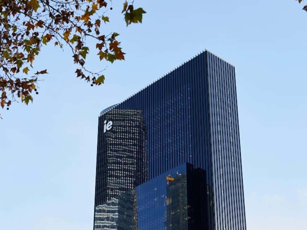 Vivir en la capital de España supone sumergirse en un entorno dinámico donde la comunidad de extranjeros en Madrid crece cada año. La adaptación a la vida madrileña comienza por entender su ritmo frenético pero acogedor. En términos de transporte público en Madrid, la ciudad cuenta con una de las redes de metro y cercanías más eficientes del mundo, facilitando que el recién llegado se mueva sin necesidad de vehículo propio, lo cual es un alivio para el presupuesto familiar inicial