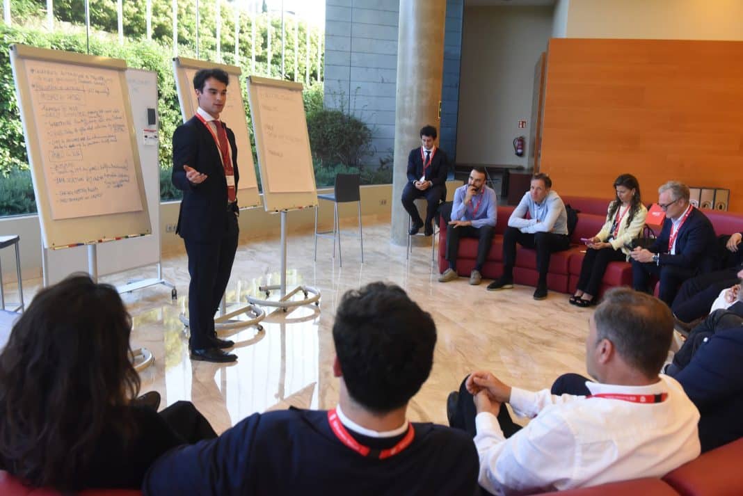 Barcelona se erige como el destino predilecto para quienes entienden que el visado por estudios en España es la llave maestra para acceder a un entorno de alta influencia y sofisticación. Para el perfil internacional que no acepta menos que la excelencia, seleccionar los centros de formación más exclusivos en Cataluña representa un movimiento táctico hacia la cumbre del éxito profesional. Instituciones de renombre mundial como IESE Business School definen el estándar del liderazgo, permitiendo que la autorización de estancia por estudios sea el inicio de una inmersión profunda en las redes de poder más influyentes del planeta. Esta región ofrece una atmósfera de innovación constante y elegancia mediterránea, donde los estudiantes de extranjería en España encuentran un ecosistema vibrante para desarrollar su potencial rodeados de la arquitectura y la cultura más vanguardista de Europa.
