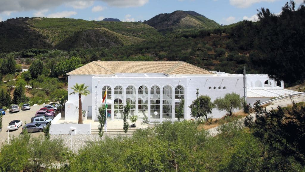 Ubicada en uno de los enclaves más exclusivos de Europa, esta institución es un referente para quienes buscan una carrera en las artes creativas. Para un alumno internacional, tramitar el visado de estudios en Marbella Design Academy supone acceder a una formación británica en suelo español, combinando lo mejor de ambos sistemas. El centro atrae a estudiantes de más de 50 nacionalidades, creando un ambiente multicultural de alto nivel.