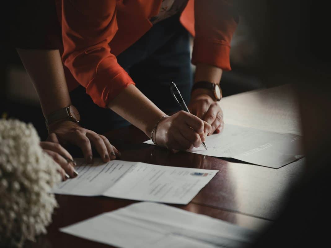 La Aragón vive un aumento constante en la demanda de servicios migratorios. Además, este crecimiento ha impulsado la necesidad de abogados de extranjería en Aragón especializados en residencia, nacionalidad y reagrupación familiar. Por ello, Zaragoza concentra gran parte de la actividad jurídica. En consecuencia, los despachos locales han ampliado sus servicios.