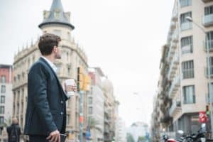 Los profesionales de atención social recuerdan que muchas ayudas autonómicas y municipales dependen directamente del certificado de empadronamiento en Madrid. Prestaciones relacionadas con vivienda, becas educativas o asistencia familiar exigen acreditar residencia habitual mediante el padrón municipal.