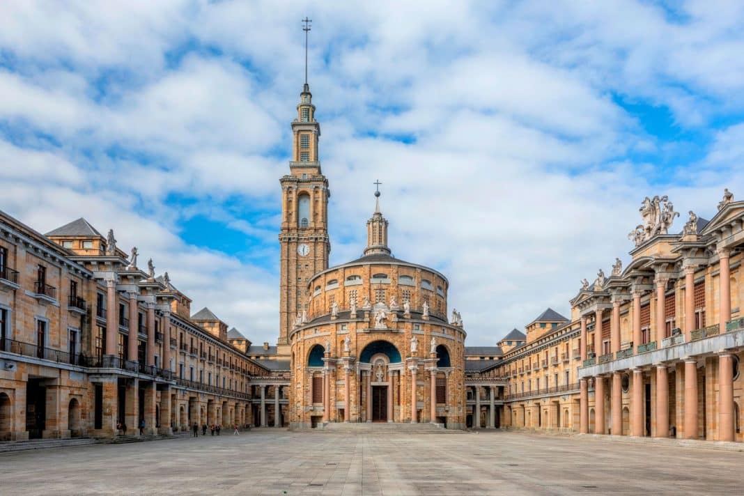 Estudiar dentro del entorno de la Laboral Ciudad de la Cultura aporta una imagen difícil de encontrar en otros centros de FP. Es un espacio con peso arquitectónico, historia y una presencia visual muy potente. Este centro puede ser interesante para estudiantes que buscan una FP en Asturias con orientación técnica y profesional. Su oferta se vincula a áreas como la informática, la fabricación mecánica, la instalación y mantenimiento, la química, el comercio, la administración o los servicios socioculturales.