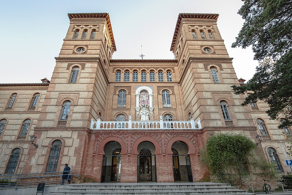 La Universidad de Granada es una de las opciones más potentes para quienes buscan una experiencia universitaria con ambiente internacional. Granada es una ciudad profundamente estudiantil, con una vida académica intensa y una identidad cultural que atrae a jóvenes de muchos países.